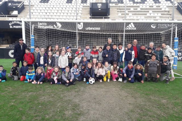 Alumnos del colegio Virgen de la Candelaria de Caravaca visitan el Estadio Municipal Cartagonova