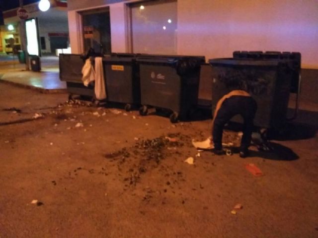 La Policia Local detiene a un individuo que habia volcado 15 contenedores de basura en Pozo Estrecho