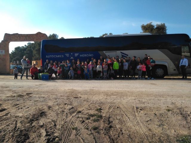 Medio centenar de vecinos de la Barriada Villalba disfrutaron de una excursion al Safari Aitana