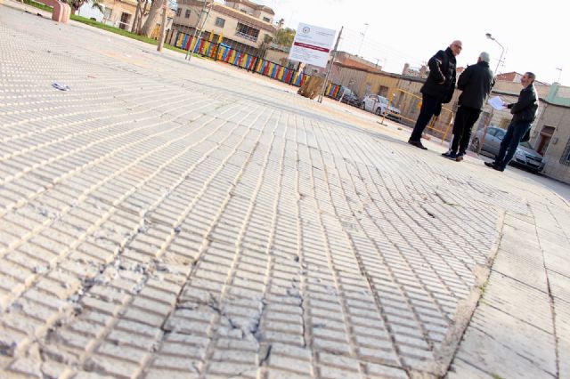 Cs recoge quejas de los vecinos de El Bohío por el estado de las zonas verdes, el asfalto, parques infantiles y el alumbrado