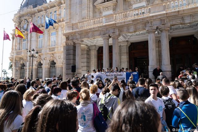 Más de 400 estudiantes del IES Elcano participan en la I Marcha Solidaria