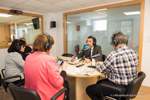 El alcalde visita las nuevas instalaciones de Onda Regional en Cartagena