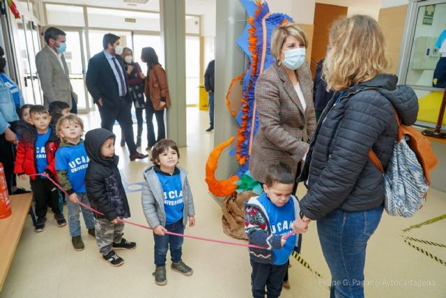 El proyecto ´La Playa Es Mi Cole´ transporta a los escolares de Los Nietos hasta el Mar Menor