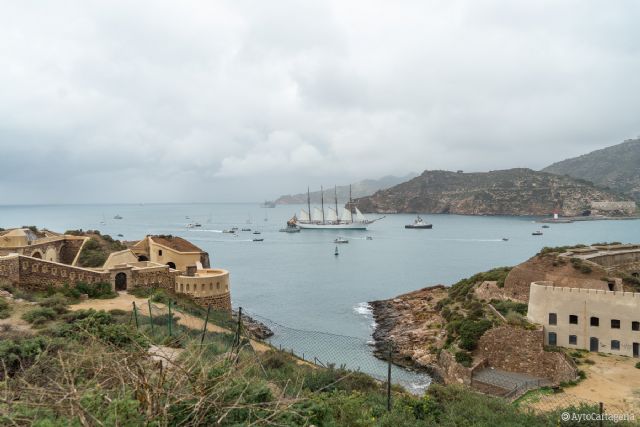 El buque escuela Elcano recala en Cartagena