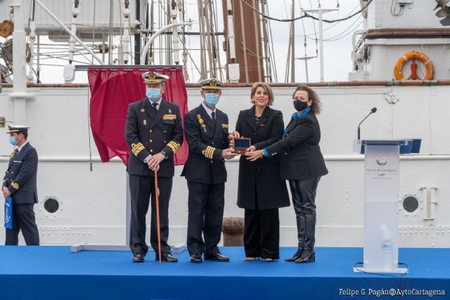 La alcaldesa entrega las llaves de Cartagena al comandante de Elcano para que vuelva pronto