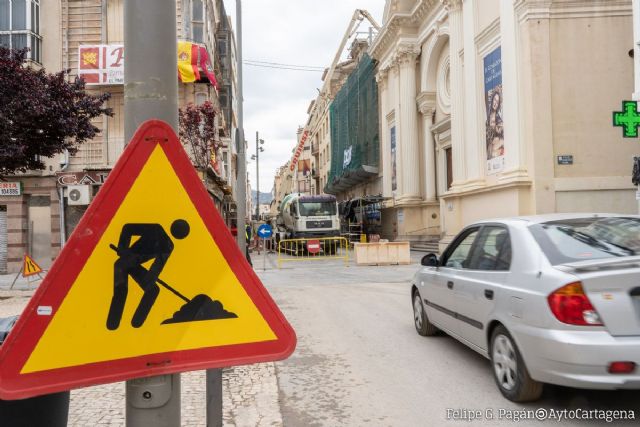 Corte de la calle Serreta por las obras de rehabilitación de la fachada del antiguo Hospital de Caridad
