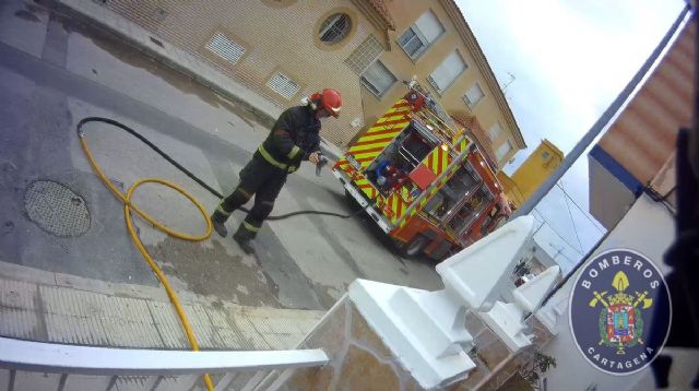 Bomberos de Cartagena extinguen un incendio en una vivienda de Los Dolores
