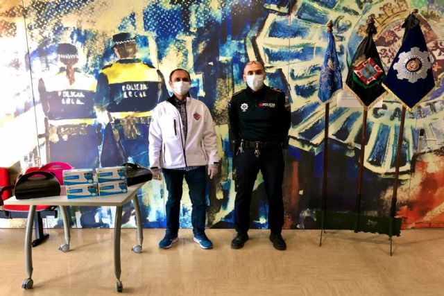 Sheldon Running Club dona 200 mascarillas quirúrgicas a la Policía Local