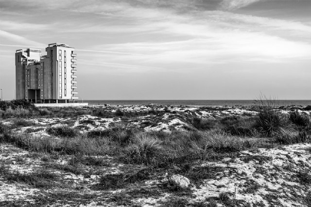 La arquitectura singular de La Manga protagoniza la exposición de Frédéric Volkringer, en el Palacio Consistorial de Cartagena