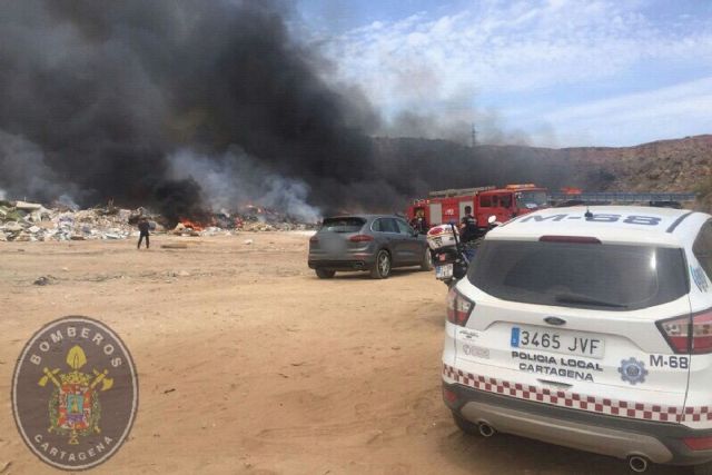 Los bomberos emplean seis horas y media en extinguir el incendio del vertedero de la Fuente del Sapo