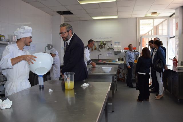 Los diputados del Grupo Parlamentario Popular conocen el nivel formativo de la Escuela de Hostelería y Turismo de Cartagena