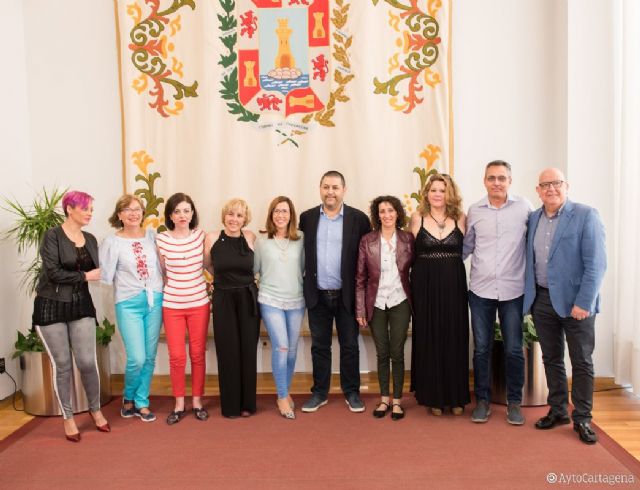 El Ayuntamiento de Cartagena muestra su apoyo a los enfermos de Chron con la lectura de un manifiesto