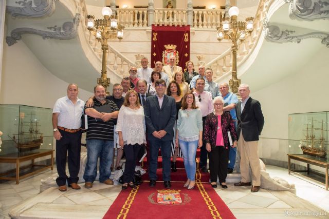 La alcaldesa reconoce los servicios prestados a una veintena de jubilados con ocasión de Santa Rita