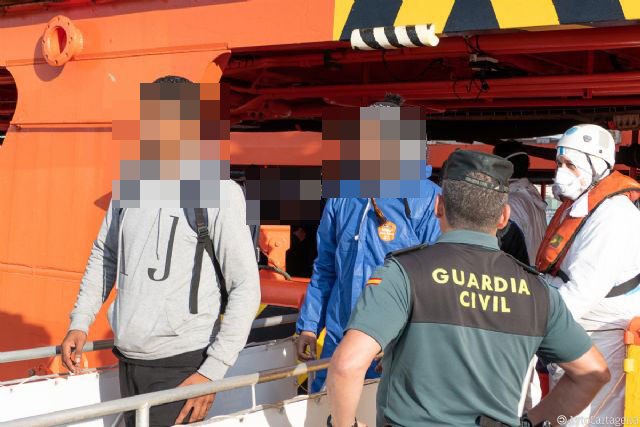 La alcaldesa exige que se extremen las medidas de control sanitario ante la llegada de pateras