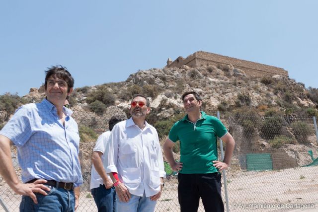 Jose Lopez supervisa el estado del area arqueologica del Monte Sacro que acogera el I Campus Ciudad de Cartagena