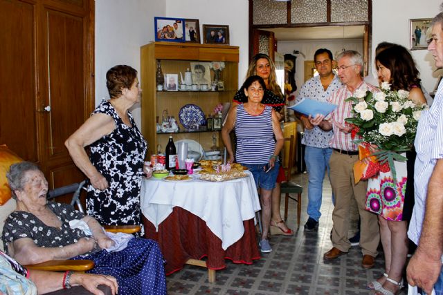 MC homenajea a Adela Roche, vecina de Pozo de los Palos que cumplió ayer 100 años de vida
