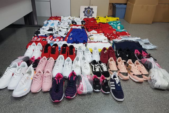Decomisados en el mercadillo de Cabo de Palos 143 artículos de imitación