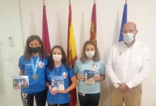 Las nadadoras Cinthya Costa, Marina Costa y Alba Rubio celebran sus éxitos nacionales con el concejal de Deportes