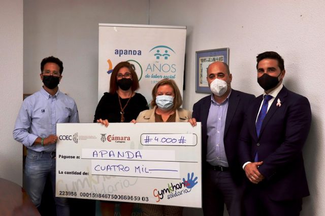 'El Corte Inglés' entrega a APANDA el cheque de la VII Gymkhana solidaria de COEC y la Cámara de Comercio