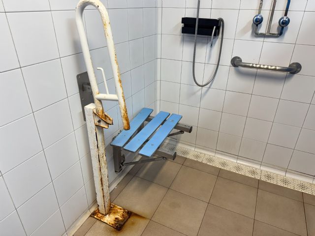 MC: Óxido, suciedad e inaccesibilidad: así está el vestuario para personas con movilidad reducida en el Pabellón Central