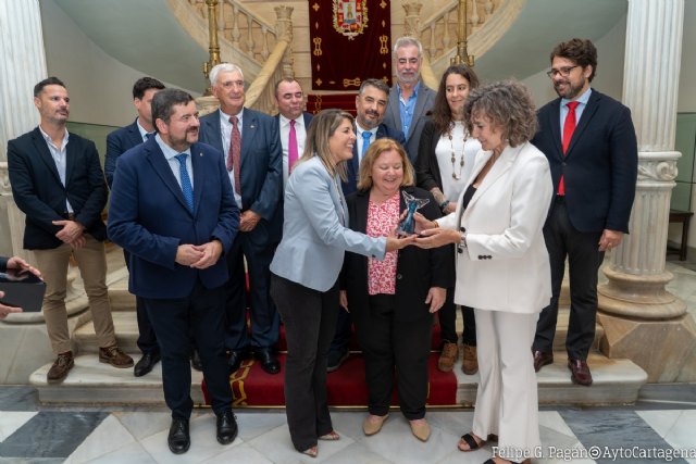 La alcaldesa demanda inversiones en Defensa para impulsar los ecosistemas empresariales de Cartagena, Ferrol y Cádiz