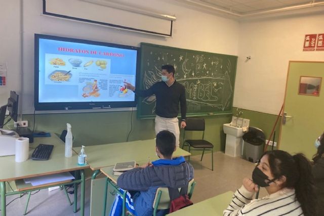 Encuentro con alumnos del IES Galileo de Pozo Estrecho sobre Deporte y Nutrición dentro del Programa ADE
