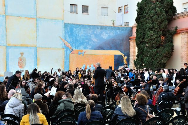 Los jardines del Museo Arqueologico se llenaron para ver el Concierto de Navidad