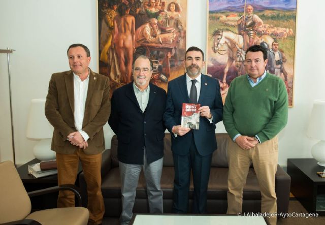 El Rotary Club de Cartagena presenta al alcalde el libro Canton y libertad, del que es autor el cronista Francisco Jose Franco