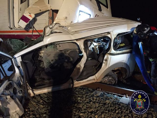 Un tren arroya a una furgoneta en Pozo Estrecho que se habia quedado parada en mitad de la via