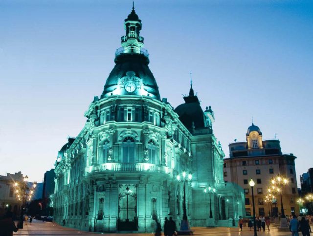 El Palacio Consistorial se ilumina de turquesa por las lipodistrofias