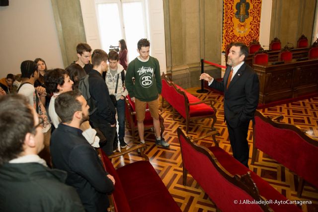 Alumnos franceses del Instituto Sainte Odile, de Lille, conocen el Palacio Consistorial de mano del alcalde
