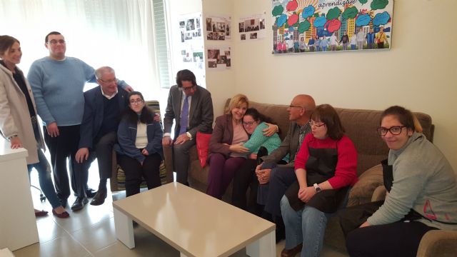 Violante Tomás visita el piso tutelado de Asido Cartagena