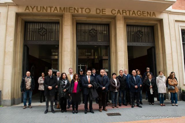 Silencio y banderas a media asta por el criminal atentado de Londres
