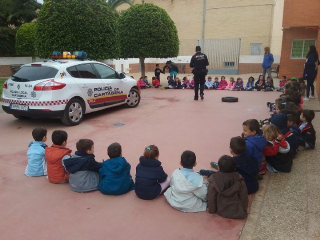 Policia Local de Cartagena visita a los mas pequeños del colegio Salesianos