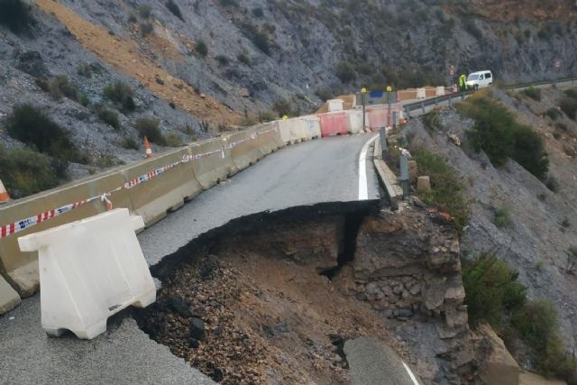 Las lluvias provocan el descalce de un muro de contención en las Cuestas del Cedacero que obliga al cierre de la carretera de Isla Plana