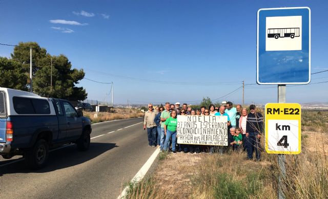 Vecinos de los Albaladejos reclaman al ayuntamiento de Cartagena el acondicionamiento de dos paradas de autobús