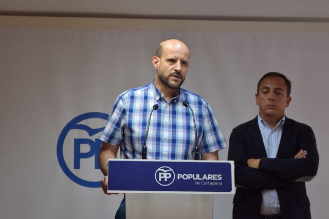 'Nadie ha explicado aún que hacía un señor sin cargo presidiendo un acto oficial en el Ayuntamiento'