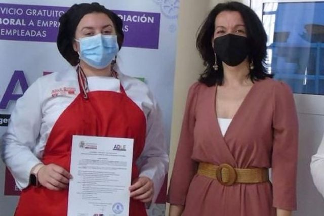 Los participantes en el Certificado de Profesionalidad en Cocina de la ADLE reciben sus diplomas