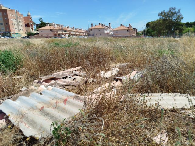 El PCAN denuncia el vertido incontrolado de amianto frente a las casas en la urbanización Castillitos
