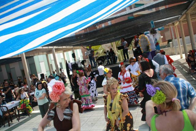 Teatro, paella y noche rociera en las fiestas del Ensanche-Almarjal
