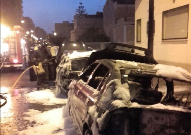 Arden dos vehiculos en Almirante Baldasano