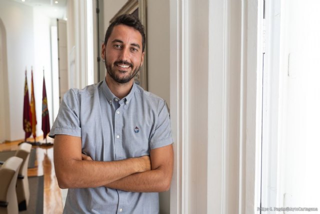 La alcaldesa recibe a Eloy Peña Asensio, Premio Joven Extraordinario 2021 de Cartagena