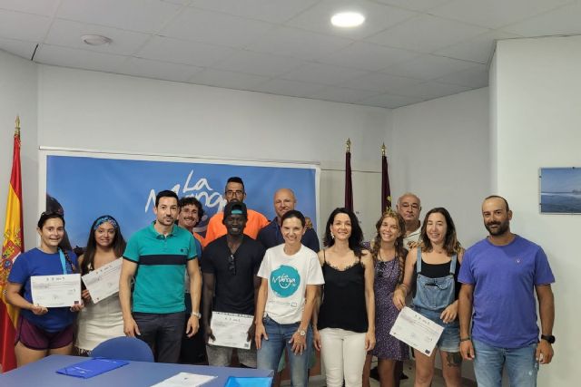 Los 15 participantes del curso de ´Auxiliar de monitor físico deportivo en actividades náuticas´ reciben sus diplomas