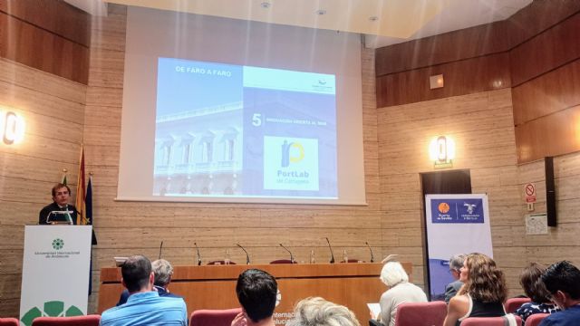El Puerto de Cartagena proyecta su innovador modelo de integración puerto-ciudad a alumnos de arquitectura de Málaga