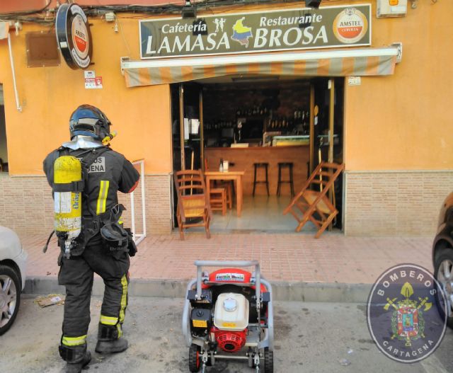 Bomberos de Cartagena sofocan un pequeño incendio en un bar en la Barriada de San Ginés