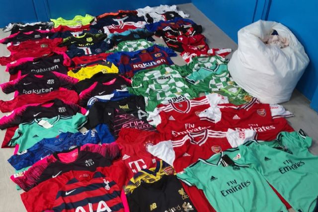 La Policía Local decomisa en Cabo de Palos 252 productos supuestamente falsificados