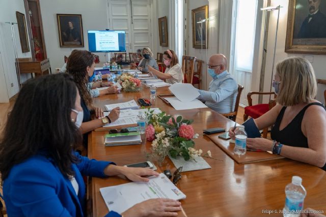 El Ayuntamiento contratará a 17 personas desempleadas en colaboración con el SEF