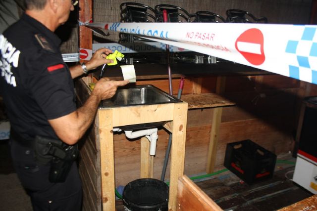 La Policía Local retira 95 mesas y 300 sillas y precinta dos chiringuitos en la Plaza del Cavanna