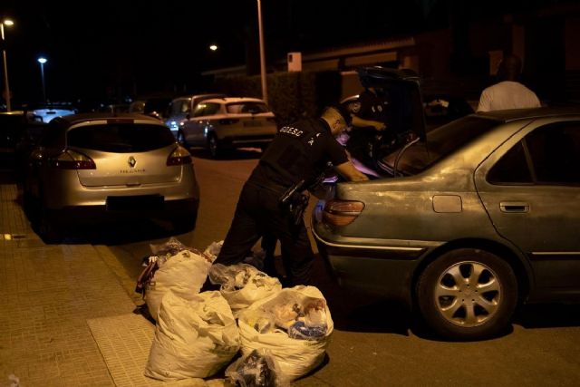 Policía Local de Cartagena interviene más de un millar de artículos falsificados en Mar de Cristal