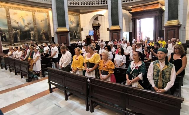 La concejal de Turismo entrega una nueva bandera de España al patrón de Cartagena